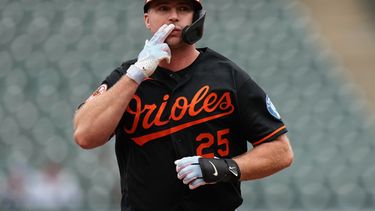 Pete Alonso de los Orioles de Baltimore recorre las bases tras batear un jonrón ante los Azulejos de Toronto, el miércoles 23 de septiembre de 2026, en Baltimore. (AP Foto/Stephanie Scarbrough)