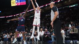 Tyler Herro (14), del Heat de Miami, dispara un triple mientras Kobe Brown (24), de los Clippers de Los Ángeles, defiende durante la primera mitad del juego de baloncesto de la NBA, el lunes 1 de diciembre de 2025, en Miami. (AP Foto/Lynne Sladky) Tyler Herro (14), del Heat de Miami, dispara un triple mientras Kobe Brown (24), de los Clippers de Los Ángeles, defiende durante la primera mitad del juego de baloncesto de la NBA, el lunes 1 de diciembre de 2025, en Miami. (AP Foto/Lynne Sladky)