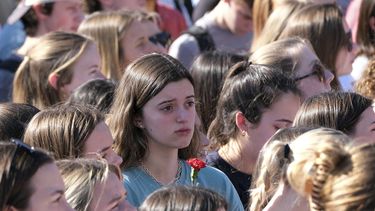 Estudiantes de la Universidad de Georgia se reúnen en la Plaza Tate del campus, el lunes 26 de febrero de 2024, en Athens, Georgia, para rendir tributo a Laken Riley, una estudiante de enfermería que fue encontrada sin vida el jueves 22 de febrero, después de que una compañera de cuarto informó que no regresó luego de salir a correr por la mañana en una zona boscosa del campus cerca de sus campos intramuros. (Nell Carroll/Atlanta Journal-Constitution via AP)