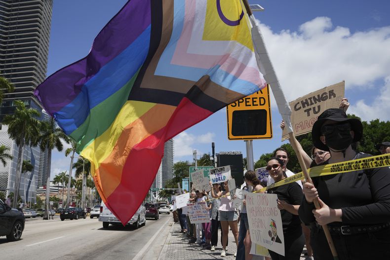 Una persona agita una bandera del arco iris en una protesta contra el gobierno de Trump, el sábado 19 de abril de 2025, en Miami. (AP Foto/Lynne Sladky)