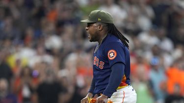 Framber Valdez, lanzador abridor de los Astros de Houston, celebra después de sacar el último out durante la novena entrada del juego de béisbol en contra de los Atléticos de Oakland, el domingo 21 de mayo de 2023, en Houston. Los Astros ganaron 2-0. (AP Foto/David J. Phillip)