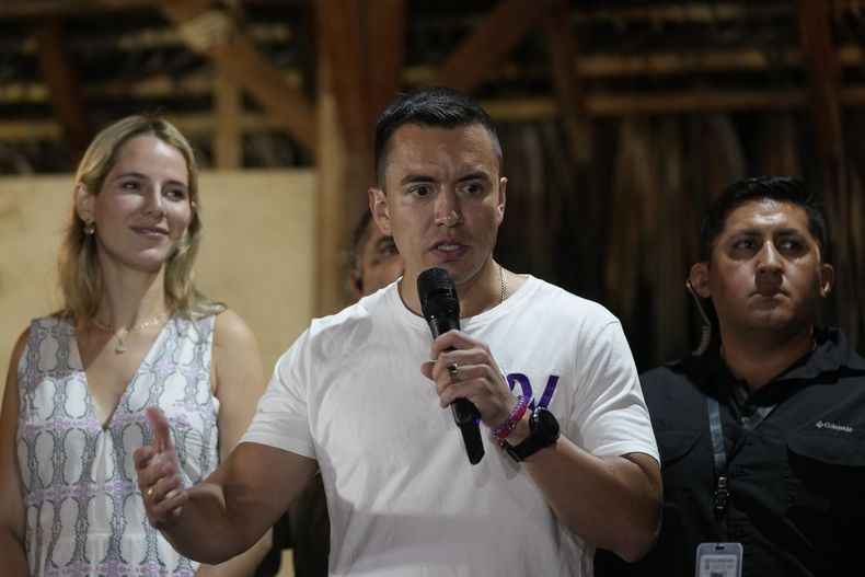 El candidato presidencial Daniel Noboa, de la alianza Acción Democrática Nacional, da declaraciones en Olón, Ecuador, tras los resultados que le dan la ventaja en el balotaje presidencial del domingo 15 de octubre de 2023. (AP Foto/Martín Mejía)