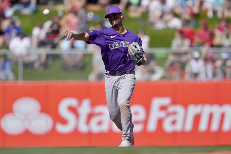 Ezequiel Tovar de los Rockies de Colorado lanza para out de Miguel San de los Angelinos de Los Ángeles en el encuentro de exhibición del viernes 8 de marzo del 2024. (AP Foto/Matt York)