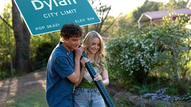 Esta imagen, difundida por Paramount Pictures, muestra a Mason Thames, izquierda, y McKenna Grace en una escena de Regretting You. (Jessica Miglio/Paramount Pictures vía AP)
