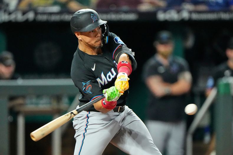 El dominicano Heriberto Hernández, de los Marlins de Miami, batea un doble productor en el duelo ante los Reales de Kansas City, el miércoles 2 de septiembre de 2026 (AP Foto/Charlie Riedel)