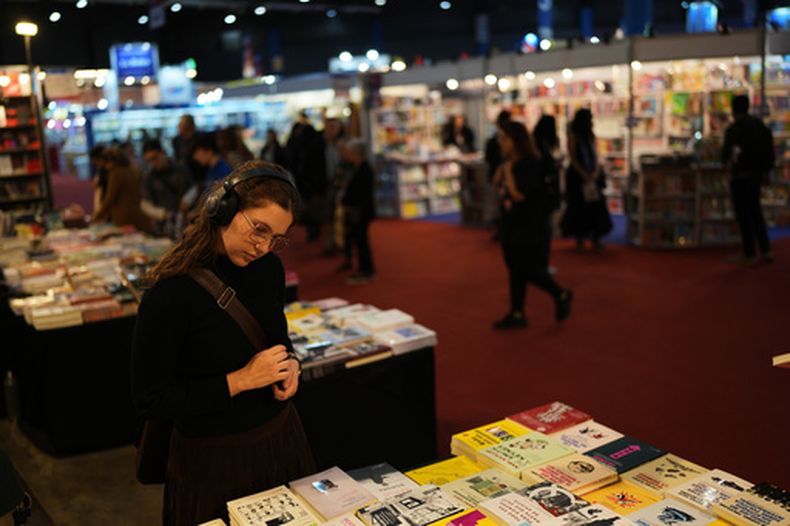 Una mujer asiste a la feria anual del libro en Buenos Aires, Argentina, el jueves 23 de abril de 2026. (Foto AP/Natacha Pisarenko)