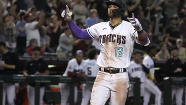 El cubano Lourdes Gurriel Jr. festeja luego de batear un jonrón en solitario por los Diamondbacks de Arizona ante los Nacionales de Washington, el sábado 6 de mayo de 2023 (AP Foto/Rick Scuteri)