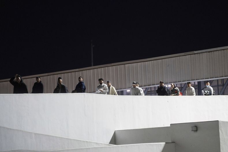 Migrantes caminan hacia México tras ser deportados de Estados Unidos en el puente El Chaparral en Tijuana, México, el 21 de enero del 2025. (AP foto/Felix Marquez)