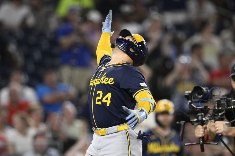 El venezolano de los Cerveceros de Milwaukee William Contreras celebra su jonrón en al séptima entrada ante los Nacionales de Washington el viernes 2 de agosto del 2024. (AP Foto/Nick Wass)
