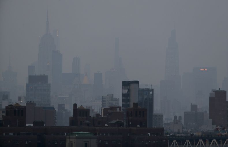 ARCHIVO - Una espesa bruma se cierne sobre Manhattan en Nueva York el 20 de julio de 2021. (Foto AP/Julie Jacobson, Archivo)