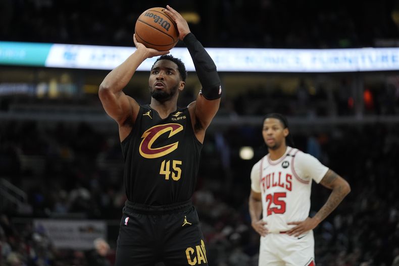 Donovan Mitchell, base de los Cavaliers de Cleveland, ejecuta un tiro libre en el partido ante los Bulls de Chicago, el martes 4 de marzo de 2025 (AP Foto/Erin Hooley)