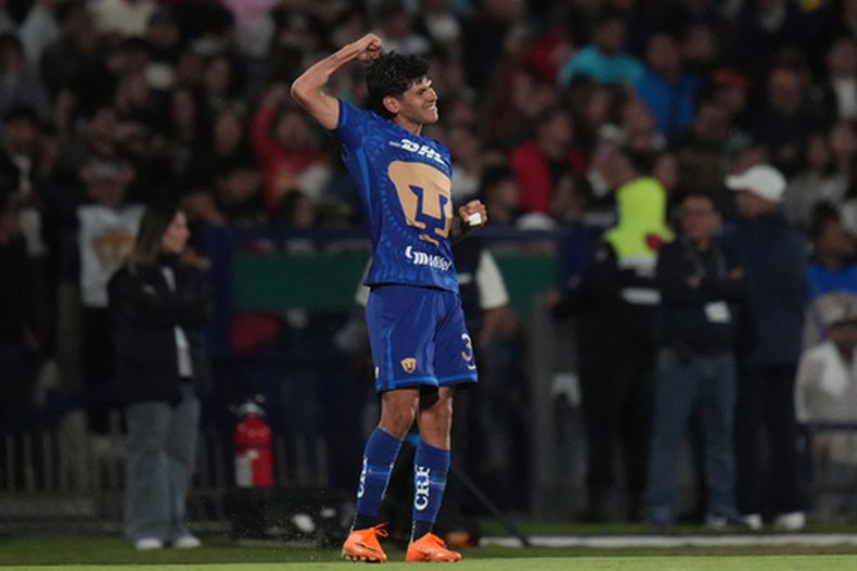El delantero de los Pumas, Robert Morales, celebra tras anotar el primer gol de su equipo desde el punto penal durante un juego de la liga mexicana de fútbol en la Ciudad de México, el sábado 21 de marzo de 2026. (Foto AP/Eduardo Verdugo)