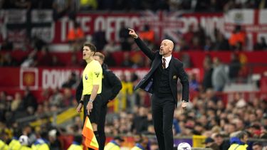 En foto del miércoles 15 de mayo del 2024, el técnico del Manchester United Erik ten Hag reacciona durante el encuentro ante el Newcastle en la Liga Premier. (AP Foto/Dave Thompson)