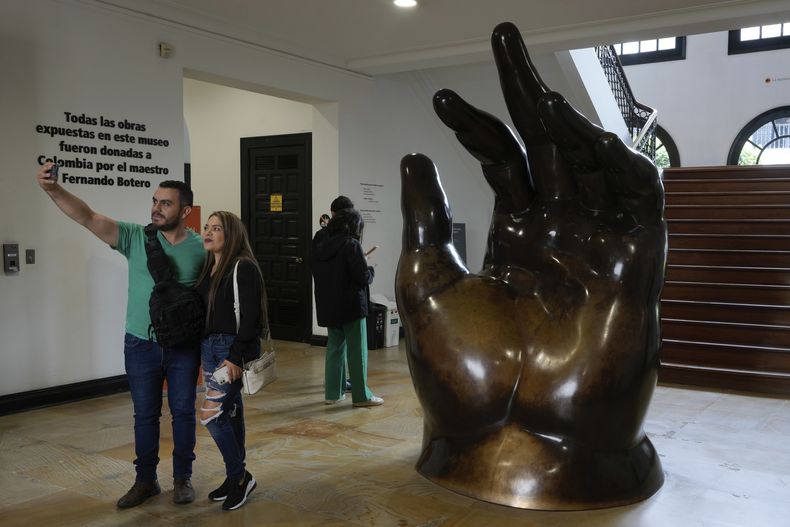 Personas se toman una selfie frente a la escultura La mano del artista colombiano Fernando Botero en el Museo Botero en Bogotá, Colombia, el viernes 15 de septiembre de 2023. El reconocido pintor y escultor colombiano Fernando Botero falleció viernes a los 91 años. (Foto AP/Fernando Vergara)