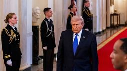 El presidente Donald Trump llega a la ceremonia de entrega de una Medalla de Honor en la Sala Este de la Casa Blanca, el lunes 2 de marzo de 2026, en Washington. (AP Foto/Alex Brandon)