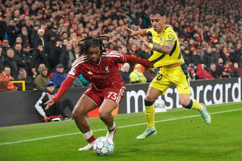 Rio Ngumoha, del Liverpool, conduce el balón frente a Alberto Moleiro, del Villarreal, durante un partido de la Liga de Campeones, el martes 20 de octubre de 2026 (AP Foto/Ian Hodgson)
