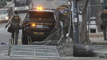 Un vehículo policial vigila la zona después de una jornada de protestas, el lunes 9 de junio de 2025, en el centro de Los Ángeles. (AP Foto/Damian Dovarganes)