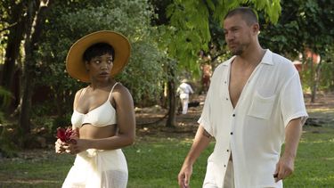 Naomi Ackie (i) y Channing Tatum en una escena de la película Blink Twice”. Foto suministrada por Amazon/MGM Studios (Carlos Somonte/Amazon-MGM via AP)