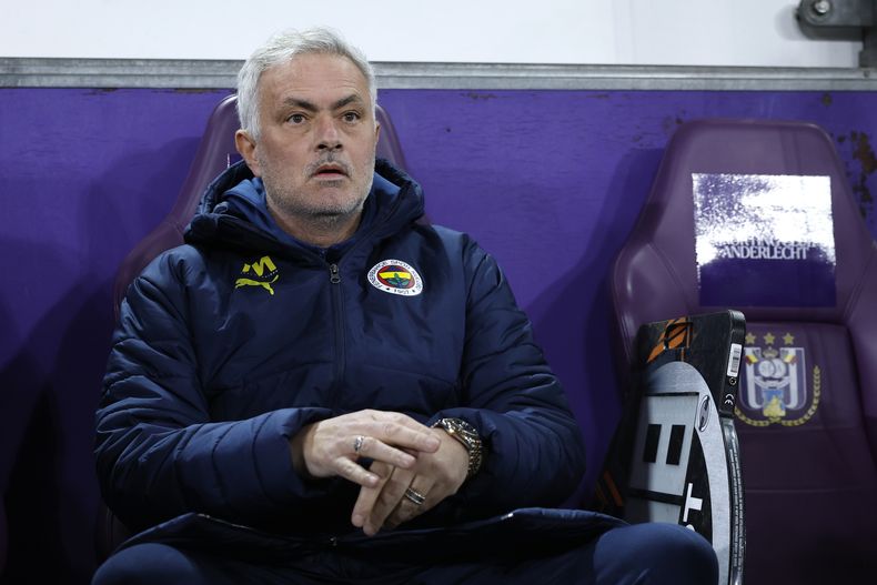 El entrenador del Fenerbahce, José Mourinho, a la izquierda, durante el partido de vuelta de los playoffs de la Liga de Europa entre el Anderlecht y el Fenerbahce en el estadio RSC Anderlecht en Bruselas, el jueves 20 de febrero de 2025. (AP Foto/Omar La Habana)