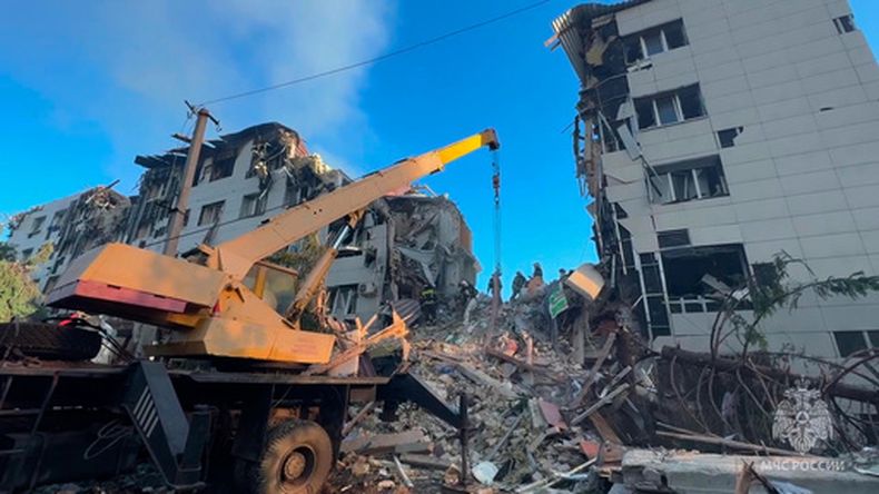 En la imagen, tomada de un video publicado en el canal de Telegram del Servicio de Prensa del Ministerio de Emergencias de Rusia el viernes 22 de mayo de 2026, rescatistas trabajan al lado de un dormitorio universitario dañado por drones ucranianos en Starobilsk, Ucrania. (Servicio de Prensa del Ministerio de Emergencias de Rusia vía AP)
