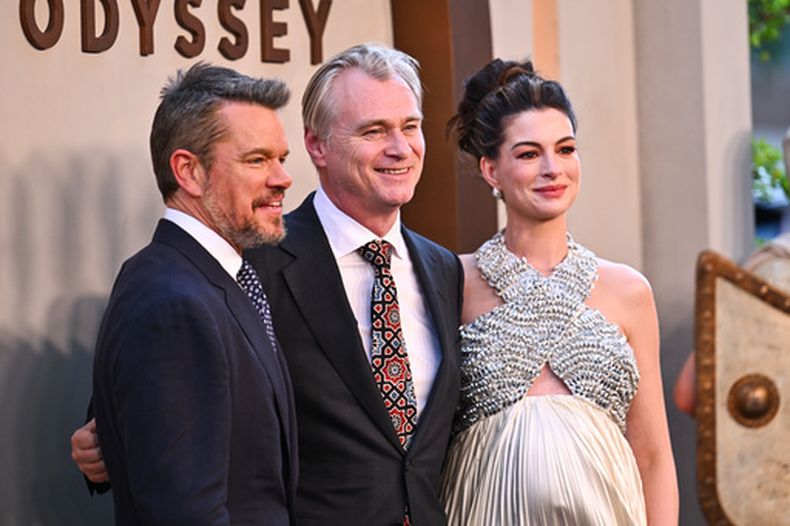 Matt Damon, de izquierda a derecha, el director Christopher Nolan y Anne Hathaway asisten al estreno de The Odyssey en el AMC Lincoln Square el martes 14 de julio de 2026, en Nueva York. (Foto Evan Agostini/Invision/AP)