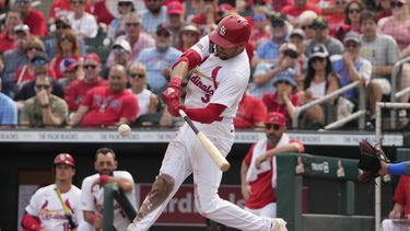 Dylan Carlson de los Cardenales de San Luis batea un sencillo remolcador en la tercera entrada del juego de exhibición ante los Mets de Nueva York el viernes 1 de marzo del 2024. (AP Foto/Jeff Roberson)