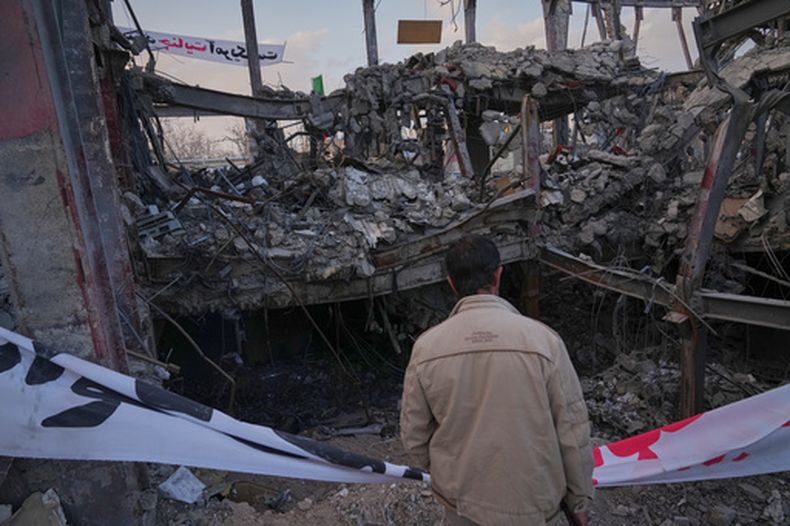 Un hombre mira a un edificio destruido en el complejo Gran Hosseiniyeh, que según las autoridades fue alcanzado por ataques aéreos de Israel y Estados Unidos el martes en Zanyán, Irán, el sábado 4 de abril de 2026. (AP Foto/Francisco Seco)