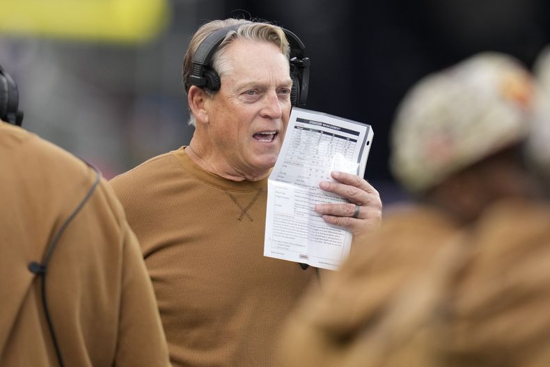 ARCHIVO - Foto del 5 de noviembre del 2023, el coordinador defensivo de los Commanders de Washington Jack del Rio durante el encuentro ante los Patriots de Nueva Inglaterra. El viernes24 de noviembre del 2023, Washington despide a Del Rio y al entrenador de defensive backs Brent Vieselmeyer. (AP Foto/Charles Krupa, Archivo)