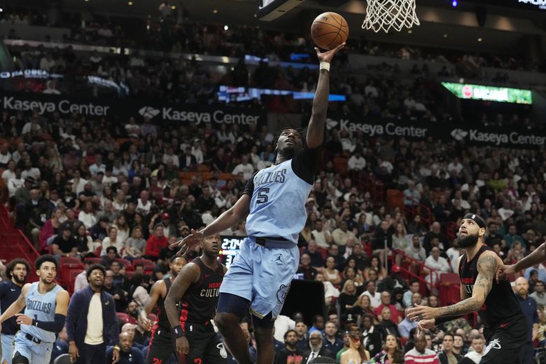 Vince Williams Jr., base de los Grizzlies de Memphis, salta hacia el aro durante el duelo del miércoles 24 de enero de 2024 ante el Heat de Miami (AP Foto/Marta Lavandier)