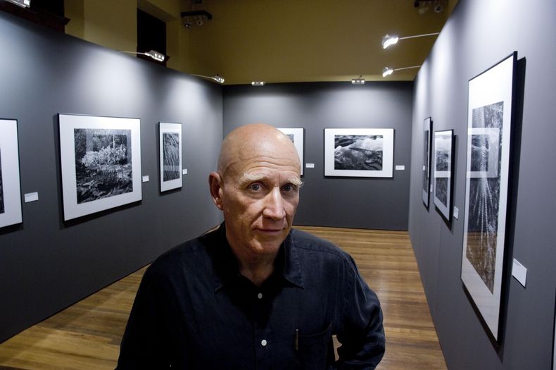 ARCHIVO – El fotógrafo brasileño Sebastiao Salgado posa para una foto en su muestra en el Museo de Artes y Oficios de Belo Horizonte, Brasil, el 26 de octubre de 2006. Salgado, conocido por sus proyectos a largo plazo e imágenes de la naturaleza y la humanidad, falleció a los 81 años, confirmó el Instituto Terra el viernes 23 de mayo de 2025. (AP Foto/Eugenio Savio)