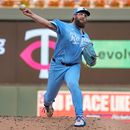Randy Dobnak, abridor de los Reales de Kansas City, trabaja contra los Mellizos de Minnesota en la primera entrada del juego de béisbol de Grandes Ligas, el miércoles 29 de julio de 2026, en Minneapolis. (AP Foto/Bruce Kluckhohn)