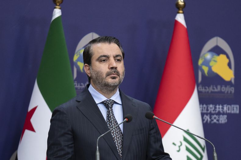 El ministro interino de Relaciones Exteriores sirio, Asaad Hassan al-Shibani, habla en conferencia de prensa realizada de manera conjunta con su homólogo iraquí Fouad Hussein tras su reunión en Bagdad, Irak, el viernes 14 de marzo de 2025. (AP Foto/Hadi Mizban)