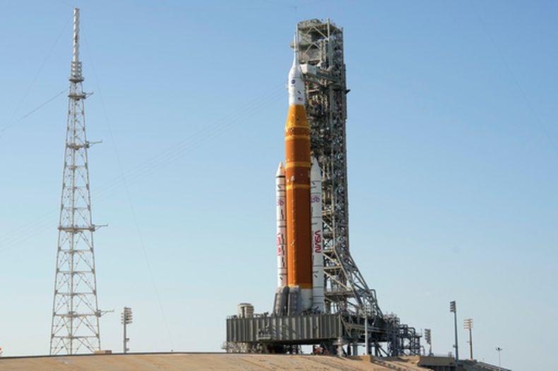 El cohete lunar Artemis II SLS (Sistema de Lanzamiento Espacial) de la NASA, con la nave espacial Orion a bordo, se encuentra en la plataforma de lanzamiento 39-B del Centro Espacial Kennedy el viernes 27 de marzo de 2026, en Cabo Cañaveral, Florida. (Foto AP/Chris OMeara)