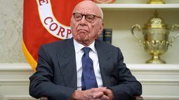 Rupert Murdoch en la Oficina Oval en la Casa Blanca en Washington mientras el presidente Donald Trump firma una orden ejecutiva, el 3 de febrero del 2025. (AP foto/Evan Vucci)