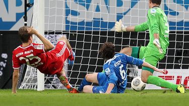americateve | El jugador de Bayern Munich, Thomas Mueller, izquierda, anota un gol contra Hoffenheim en la Bundesliga el s&aacute;bado, 2 de noviembre de 2013, en Sinsheim, Alemania. (AP Photo/Michael Probst)