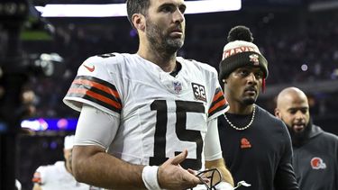 ARCHIVO - El quarterback de los Browns de Cleveland, Joe Flacco (15), abandona el campo al final de la primera mitad contra los Texans de Houston durante un partido de fútbol americano de los playoffs de comodines de la NFL, el 13 de enero de 2024 en Houston. (AP Foto/Maria Lysaker, Archivo)
