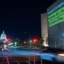 Una proyección titulada Un mundo sin explotación se ve en el muro de la Galería Nacional de Arte pidiendo al Congreso que vote a favor de la Ley de Transparencia de los Archivos Epstein en Washington, el lunes 17 de noviembre de 2025. (Foto AP/José Luis Magaña)