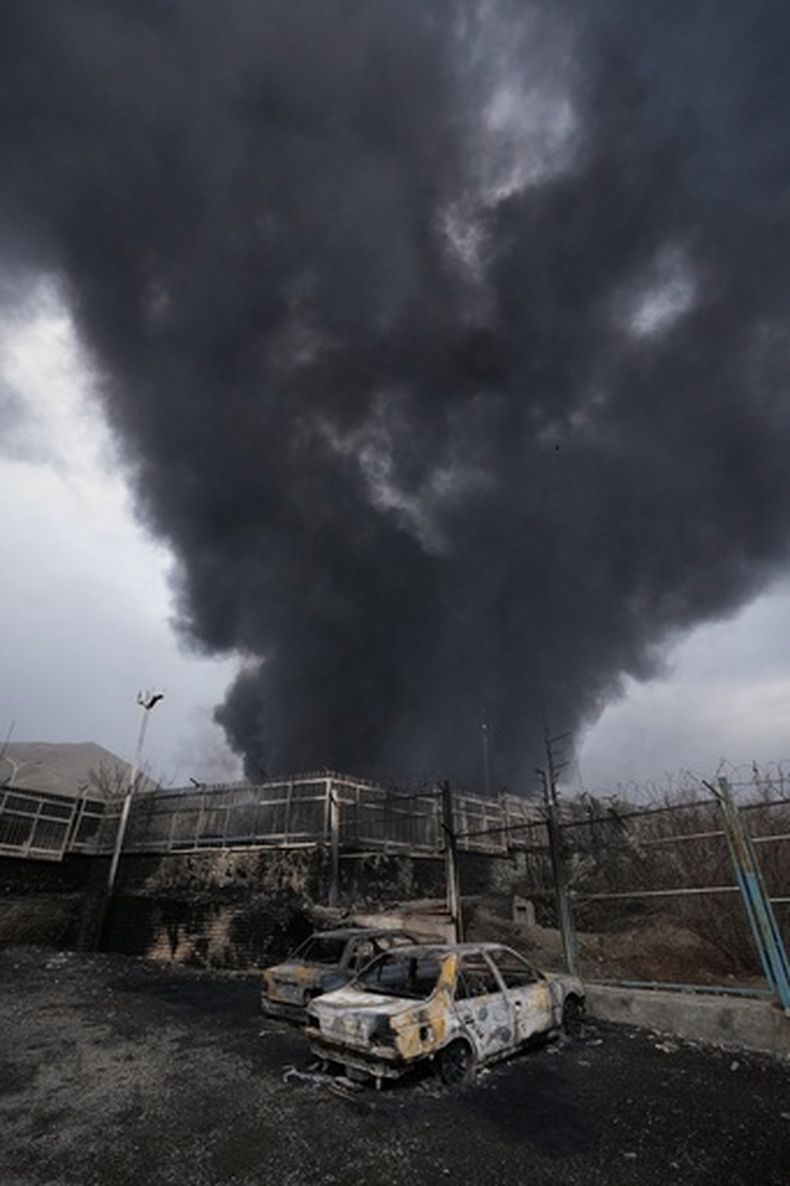 El humo después de un ataque contra una instalación petrolera en Teherán, Irán, el 8 de marzo del 2026. (AP foto/Vahid Salemi)