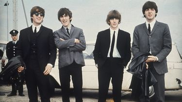 ARCHIVO - The Beatles, de izquierda a derecha, John Lennon, George Harrison, Ringo Starr y Paul McCartney llegan a Liverpool, Inglaterra el 10 de julio de 1964, para el estreno de su película A Hard Days Night. La última canción de los Beatles con John, Paul, George y Ringo titulada Now and Then fue lanzada el 2 de noviembre de 2023 gracias al uso de inteligencia artificial. (Foto AP, archivo)