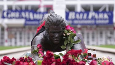 Varias rosas adornan la estatua de Pete Rose el martes 1 de octubre de 2024, frente al Great American Ball Park de Cincinnati, un día después de su deceso (AP Foto/Kareem Elgazzar)