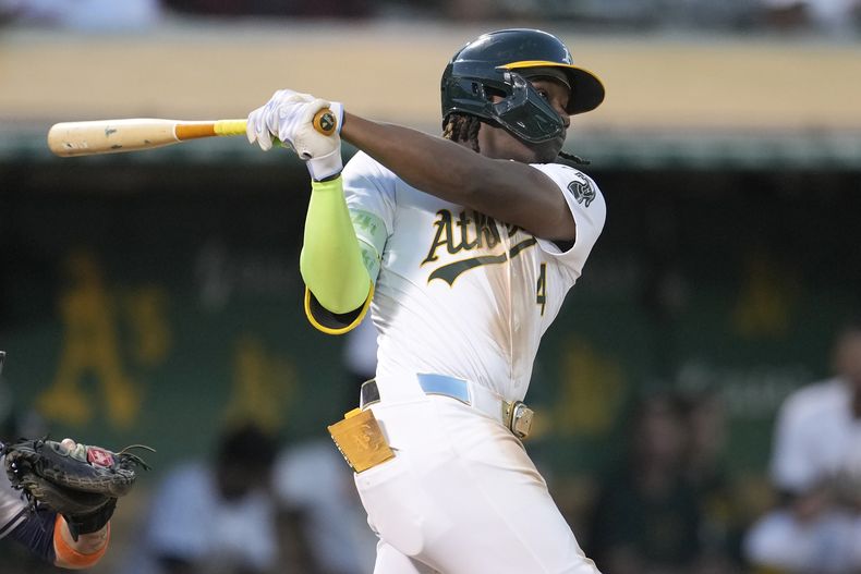 Lawrence Butler, de los Atléticos de Oakland, batea un doble productor ante los Astros de Houston, en el encuentro del martes 23 de julio de 2024 (AP Foto/Jeff Chiu)