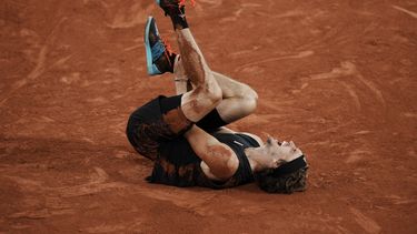 Francia: Zverev sale por lesión ante Nadal, que va a final