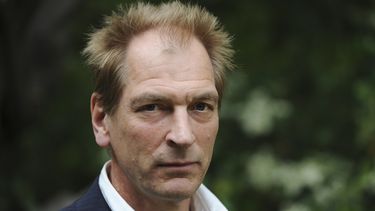 ARCHIVO - El actor Julian Sands asiste a la lectura Forbidden Fruit de obras literarias prohibidas, el domingo 5 de mayo de 2013 en Beverly Hills, California. Los restos de Sands fueron encontrados en una zona montañosa del sur de California donde Sands desapareció en enero de 2023, las autoridades confirmaron el 27 de junio que se trataba del actor. (Foto Richard Shotwell/Invision/AP, archivo)