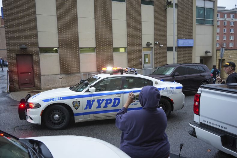 Agentes de la policía de Nueva York llegan al Departamento de Policía de Altoona, donde un hombre con un arma que se cree que es similar a la utilizada en el asesinato del CEO de UnitedHealthcare, Brian Thompson, ha sido puesto bajo custodia policial para ser interrogado, el lunes 9 de diciembre de 2024, en Altoona, Pensilvania. (AP foto/Gene J. Puskar)