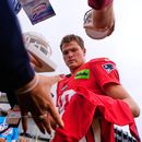 Drake Maye, quarterback de los Patriots de Nueva Inglaterra, firma autógrafos después de la práctica del equipo en el campamento de entrenamiento, el jueves 30 de julio de 2026, en Foxborough, Massachusetts. (AP Foto/Charles Krupa)