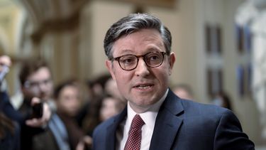 El presidente de la Cámara de a Representantes, Mike Johnson, republicano por Luisiana, habla con periodistas, el 12 de enero de 2024, en el Capitolio, en Washington. (Foto AP/J. Scott Applewhite, Archivo)