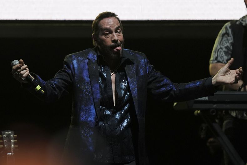 Hector Quijada, líder de la banda mexicana La Lupita, durante su presentación en la 25ª edición del festival de música Vive Latino en la Ciudad de México, el domingo 16 de marzo de 2025. (Foto AP/Aurea Del Rosario)