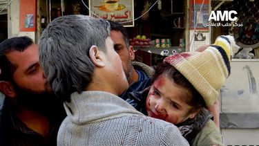 americateve | Un hombre lleva en brazos a una ni&ntilde;a herida tras un ataque a&eacute;reo del gobierno en la ciudad de Alepo, Siria, el lunes 3 de diciembre de 2013. El gobierno sirio mantiene en suspenso su participaci&oacute;n en la segunda ronda de paz prevista p