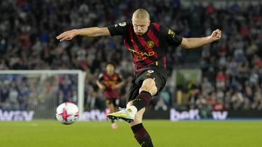 Erling Haaland, del Manchester City, dispara a gol durante el partido de fútbol de la Liga Premier entre Brighton and Hove Albion y Manchester City en el estadio AMEX, en Brighton, Inglaterra, el miércoles 24 de mayo de 2023. (AP Foto/Kirsty Wigglesworth)