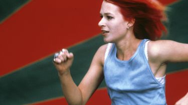 En esta imagen proporcionada por Sony Pictures Classics Franka Potente en una escena de Run Lola Run. (Bernd Spauke/Sony Pictures Classics vía AP)